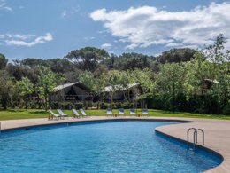 Camping Pas Cher vous présente avec son site Officiel campingpascher.fr, le Camping Wecamp Santa Cristina, situé sur la commune de Santa Cristina D'aro dans le département Gérone (Catalogne) en Espagne. Le camping Wecamp Santa Cristina, vous présente un hébergement de type tente. Le camping Wecamp Santa Cristina vous propose du vendredi 02 octobre au vendredi 09 octobre 2026 pour 7 nuits à 423.41€. Cette location propose 34 dates différentes pour réserver votre séjour. Découvrez également les 12 autres gammes d'hébergements du camping. Piscine extérieure, Animation ados, Animation enfants, Club ados, Club enfants, Aire de jeux enfants, Ping-pong, Terrain de volley-ball,... En savoir plus : cliquez-ICI.