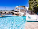 Camping Pas Cher vous présente avec son site Officiel campingpascher.fr, le Camping Villaggio Lido D'Abruzzo classé 4 étoiles, situé sur la commune de Roseto Degli Abruzzi dans le département Teramo (Abruzzes) en Italie. Le camping Villaggio Lido D'Abruzzo vous propose un hébergement de type mobil-home de 38 m² avec climatisation (télévision). L'établissement vous propose 2 autres types d'hébergements. Découvrez tous nos séjours à petits prix dans la commune et aux alentours de Roseto Degli Abruzzi du département : Teramo (Abruzzes). Les Avis clients pour le Camping Villaggio Lido D'Abruzzo sont de 6 sur 10. Mer, Parc aquatique, Piscine extérieure, Animations familiales, Club enfants, Aire de jeux enfants, Cyclisme, Terrain multisports, Pizzeria, Plats à emporter, Restaurant,... En savoir plus : cliquez-ICI.