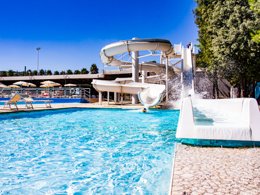 Camping Pas Cher vous présente avec son site Officiel campingpascher.fr, le Camping Villaggio Lido D'Abruzzo classé 4 étoiles, situé sur la commune de Roseto Degli Abruzzi dans le département Teramo (Abruzzes) en Italie. Le camping Villaggio Lido D'Abruzzo vous propose un hébergement de type mobil-home de 38 m² avec climatisation (télévision). L'établissement vous propose 2 autres types d'hébergements. Découvrez tous nos séjours à petits prix dans la commune et aux alentours de Roseto Degli Abruzzi du département : Teramo (Abruzzes). Les Avis clients pour le Camping Villaggio Lido D'Abruzzo sont de 6 sur 10. Mer, Parc aquatique, Piscine extérieure, Animations familiales, Club enfants, Aire de jeux enfants, Cyclisme, Terrain multisports, Pizzeria, Plats à emporter, Restaurant,... En savoir plus : cliquez-ICI.