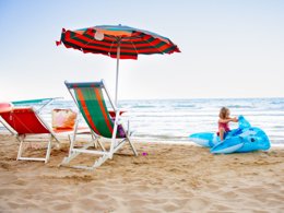 Camping Pas Cher vous présente avec son site Officiel campingpascher.fr, le Camping Villaggio Lido D'Abruzzo classé 4 étoiles, situé sur la commune de Roseto Degli Abruzzi dans le département Teramo (Abruzzes) en Italie. Le camping Villaggio Lido D'Abruzzo vous propose un hébergement de type mobil-home de 34 m² avec climatisation (télévision). L'établissement vous propose 2 autres types d'hébergements. Découvrez tous nos séjours à petits prix dans la commune et aux alentours de Roseto Degli Abruzzi du département : Teramo (Abruzzes). Les Avis clients pour le Camping Villaggio Lido D'Abruzzo sont de 6 sur 10. Mer, Parc aquatique, Piscine extérieure, Animations familiales, Club enfants, Aire de jeux enfants, Cyclisme, Terrain multisports, Pizzeria, Plats à emporter, Restaurant,... En savoir plus : cliquez-ICI.