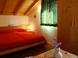 Camping Pas Cher vous présente avec son site Officiel campingpascher.fr, le Camping Park Baita Dolomiti And Village classé 3 étoiles, situé sur la commune de Saracinesco dans le département Rome (Latium) en Italie. Le camping Park Baita Dolomiti And Village, vous présente un hébergement de type chalet de 30 m² et télévision. Le camping Park Baita Dolomiti And Village vous proposeun séjour PAS CHER avec une REMISEdu sam. 13 juin au sam. 20 juin 2026, en promotion à -30% pour 7 nuits à 490 € au lieu de 700,0 € soit une Économie de 210 €. Cette location propose 12 dates différentes pour réserver votre séjour. Découvrez également les 2 autres gammes d'hébergements du camping. Lac, Piscine chauffée, Piscine extérieure, Animations familiales, Aire de jeux enfants, Cyclisme, Golf, Ping-pong, Randonnée, Bar, Boulangerie, Bureau de tabac, Pizzeria, Snack/Bar, Épicerie,... En savoir plus : cliquez-ICI.