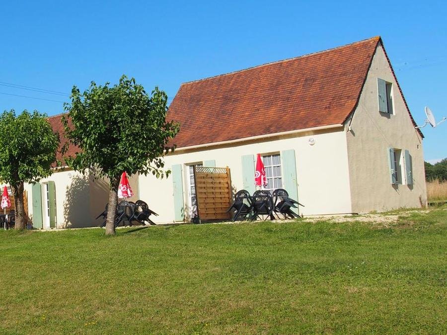 Camping Pas Cher vous présente avec son site Officiel campingpascher.fr, le Camping D'auberoche classé 3 étoiles, situé sur la commune de Bassillac Et Auberoche dans le département Dordogne (Aquitaine) en France. Le camping D'auberoche, vous présente un hébergement de type maison de campagne de 48 m² pour 5 personnes et télévision. Le camping D'auberoche vous propose du sam. 29 août au sam. 05 septembre 2026 pour 7 nuits à 295€. Cette location propose 149 dates différentes pour réserver votre séjour. Découvrez également les 11 autres gammes d'hébergements du camping. Les Avis clients pour le Camping D'auberoche sont excellents avec une note moyenne de 9 sur 10. Rivière, Piscine chauffée, Piscine extérieure, Animations familiales, Aire de jeux enfants, Baby-foot, Canoë-kayak, Pétanque, Randonnée, Structure gonflable enfants, Tir à l’arc, Trampoline, Bar, Boulangerie, Bureau de tabac, Pizzeria, Restaurant, Snack/Bar, Station-service, Supermarché, Épicerie,... En savoir plus : cliquez-ICI.
