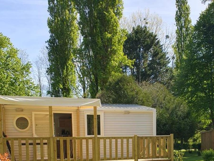 Camping Pas Cher vous présente avec son site Officiel campingpascher.fr, le Camping D'auberoche classé 3 étoiles, situé sur la commune de Bassillac Et Auberoche dans le département Dordogne (Aquitaine) en France. Le camping D'auberoche, vous présente un hébergement de type mobil-home de 28 m² pour 4 personnes avec climatisation. Le camping D'auberoche vous propose du sam. 05 septembre au sam. 12 septembre 2026 pour 7 nuits à 345€. Cette location propose 45 dates différentes pour réserver votre séjour. Découvrez également les 11 autres gammes d'hébergements du camping. Les Avis clients pour le Camping D'auberoche sont excellents avec une note moyenne de 9 sur 10. Rivière, Piscine chauffée, Piscine extérieure, Animations familiales, Aire de jeux enfants, Baby-foot, Canoë-kayak, Pétanque, Randonnée, Structure gonflable enfants, Tir à l’arc, Trampoline, Bar, Boulangerie, Bureau de tabac, Pizzeria, Restaurant, Snack/Bar, Station-service, Supermarché, Épicerie,... En savoir plus : cliquez-ICI.