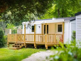 Camping Pas Cher vous présente avec son site Officiel campingpascher.fr, le Camping D'auberoche classé 3 étoiles, situé sur la commune de Bassillac Et Auberoche dans le département Dordogne (Aquitaine) en France. Le camping D'auberoche, vous présente un hébergement de type maison de campagne de 90 m² pour 8 personnes et télévision. Le camping D'auberoche vous propose du jeudi 01 janvier au jeudi 08 janvier 2026 pour 7 nuits à 560€. Cette location propose 289 dates différentes pour réserver votre séjour. Découvrez également les 10 autres gammes d'hébergements du camping. Les Avis clients pour le Camping D'auberoche sont excellents avec une note moyenne de 9 sur 10. Rivière, Piscine chauffée, Piscine extérieure, Animations familiales, Aire de jeux enfants, Baby-foot, Canoë-kayak, Pétanque, Randonnée, Structure gonflable enfants, Tir à l’arc, Trampoline, Bar, Boulangerie, Bureau de tabac, Pizzeria, Restaurant, Snack/Bar, Station-service, Supermarché, Épicerie,... En savoir plus : cliquez-ICI.