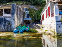 Camping Pas Cher vous présente avec son site Officiel campingpascher.fr, le Camping D'auberoche classé 3 étoiles, situé sur la commune de Bassillac Et Auberoche dans le département Dordogne (Aquitaine) en France. Le camping D'auberoche, vous présente un hébergement de type mobil-home de 36 m² pour 6 personnes avec climatisation. Le camping D'auberoche vous propose du sam. 04 avril au sam. 11 avril 2026 pour 7 nuits à 359€. Cette location propose 92 dates différentes pour réserver votre séjour. Découvrez également les 10 autres gammes d'hébergements du camping. Les Avis clients pour le Camping D'auberoche sont excellents avec une note moyenne de 9 sur 10. Rivière, Piscine chauffée, Piscine extérieure, Animations familiales, Aire de jeux enfants, Baby-foot, Canoë-kayak, Pétanque, Randonnée, Structure gonflable enfants, Tir à l’arc, Trampoline, Bar, Boulangerie, Bureau de tabac, Pizzeria, Restaurant, Snack/Bar, Station-service, Supermarché, Épicerie,... En savoir plus : cliquez-ICI.
