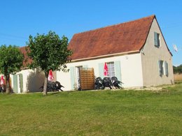 Camping Pas Cher vous présente avec son site Officiel campingpascher.fr, le Camping D'auberoche classé 3 étoiles, situé sur la commune de Bassillac Et Auberoche dans le département Dordogne (Aquitaine) en France. Le camping D'auberoche, vous présente un hébergement de type maison de campagne de 48 m² pour 5 personnes et télévision. Le camping D'auberoche vous propose du sam. 13 décembre au sam. 20 décembre 2025 avec un DÉPART DEMAIN pour 7 nuits à 280€. Cette location propose 291 dates différentes pour réserver votre séjour. Découvrez également les 10 autres gammes d'hébergements du camping. Les Avis clients pour le Camping D'auberoche sont excellents avec une note moyenne de 9 sur 10. Rivière, Piscine chauffée, Piscine extérieure, Animations familiales, Aire de jeux enfants, Baby-foot, Canoë-kayak, Pétanque, Randonnée, Structure gonflable enfants, Tir à l’arc, Trampoline, Bar, Boulangerie, Bureau de tabac, Pizzeria, Restaurant, Snack/Bar, Station-service, Supermarché, Épicerie,... En savoir plus : cliquez-ICI.