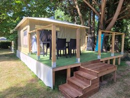 Camping Pas Cher vous présente avec son site Officiel campingpascher.fr, le Camping D'auberoche classé 3 étoiles, situé sur la commune de Bassillac Et Auberoche dans le département Dordogne (Aquitaine) en France. Le camping D'auberoche, vous présente un hébergement de type bungalow toilé de 16 m² pour 5 personnes. Le camping D'auberoche vous propose du sam. 25 avril au sam. 02 mai 2026 pour 7 nuits à 260€. Cette location propose 99 dates différentes pour réserver votre séjour. Découvrez également les 10 autres gammes d'hébergements du camping. Les Avis clients pour le Camping D'auberoche sont excellents avec une note moyenne de 9 sur 10. Rivière, Piscine chauffée, Piscine extérieure, Animations familiales, Aire de jeux enfants, Baby-foot, Canoë-kayak, Pétanque, Randonnée, Structure gonflable enfants, Tir à l’arc, Trampoline, Bar, Boulangerie, Bureau de tabac, Pizzeria, Restaurant, Snack/Bar, Station-service, Supermarché, Épicerie,... En savoir plus : cliquez-ICI.