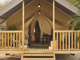 Camping Pas Cher vous présente avec son site Officiel campingpascher.fr, le Camping D'auberoche classé 3 étoiles, situé sur la commune de Bassillac Et Auberoche dans le département Dordogne (Aquitaine) en France. Le camping D'auberoche, vous présente un hébergement de type lodge de 23 m² pour 4 personnes. Le camping D'auberoche vous propose du sam. 25 avril au sam. 02 mai 2026 pour 7 nuits à 295€. Cette location propose 99 dates différentes pour réserver votre séjour. Découvrez également les 10 autres gammes d'hébergements du camping. Les Avis clients pour le Camping D'auberoche sont excellents avec une note moyenne de 9 sur 10. Rivière, Piscine chauffée, Piscine extérieure, Animations familiales, Aire de jeux enfants, Baby-foot, Canoë-kayak, Pétanque, Randonnée, Structure gonflable enfants, Tir à l’arc, Trampoline, Bar, Boulangerie, Bureau de tabac, Pizzeria, Restaurant, Snack/Bar, Station-service, Supermarché, Épicerie,... En savoir plus : cliquez-ICI.