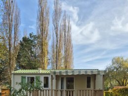 Camping Pas Cher vous présente avec son site Officiel campingpascher.fr, le Camping D'auberoche classé 3 étoiles, situé sur la commune de Bassillac Et Auberoche dans le département Dordogne (Aquitaine) en France. Le camping D'auberoche, vous présente un hébergement de type mobil-home de 30 m² pour 4 personnes. Le camping D'auberoche vous propose du sam. 04 avril au sam. 11 avril 2026 pour 7 nuits à 318€. Cette location propose 120 dates différentes pour réserver votre séjour. Découvrez également les 10 autres gammes d'hébergements du camping. Les Avis clients pour le Camping D'auberoche sont excellents avec une note moyenne de 9 sur 10. Rivière, Piscine chauffée, Piscine extérieure, Animations familiales, Aire de jeux enfants, Baby-foot, Canoë-kayak, Pétanque, Randonnée, Structure gonflable enfants, Tir à l’arc, Trampoline, Bar, Boulangerie, Bureau de tabac, Pizzeria, Restaurant, Snack/Bar, Station-service, Supermarché, Épicerie,... En savoir plus : cliquez-ICI.