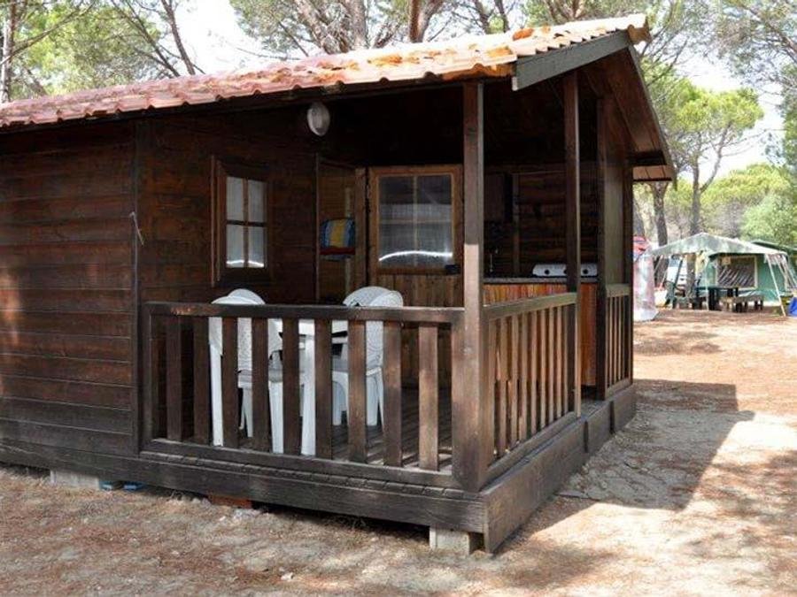 Camping Pas Cher vous présente avec son site Officiel campingpascher.fr, le Camping Villaggio Calapineta classé 3 étoiles, situé sur la commune de Siniscola dans le département Nuoro (Sardaigne) en Italie. Le camping Villaggio Calapineta vous propose un hébergement de type bungalow pour 2 personnes. L'établissement vous propose 12 autres types d'hébergements. Découvrez tous nos séjours à petits prix dans la commune et aux alentours de Siniscola du département : Nuoro (Sardaigne). Les Avis clients pour le Camping Villaggio Calapineta sont excellents avec une note moyenne de 8 sur 10. Piscine extérieure, Animations familiales, Club enfants, Aire de jeux enfants, Court de tennis, Piscine, Planche à voile, Terrain de football, Bar, Pizzeria,... En savoir plus : cliquez-ICI.