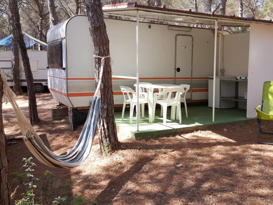 Camping Pas Cher vous présente avec son site Officiel campingpascher.fr, le Camping Villaggio Calapineta classé 3 étoiles, situé sur la commune de Siniscola dans le département Nuoro (Sardaigne) en Italie. Le camping Villaggio Calapineta, vous présente un hébergement de type caravane pour 5 personnes. Le camping Villaggio Calapineta vous propose du sam. 05 septembre au sam. 12 septembre 2026 pour 7 nuits à 328€. Cette location propose 42 dates différentes pour réserver votre séjour. Découvrez également les 12 autres gammes d'hébergements du camping. Les Avis clients pour le Camping Villaggio Calapineta sont excellents avec une note moyenne de 8 sur 10. Piscine extérieure, Animations familiales, Club enfants, Aire de jeux enfants, Court de tennis, Piscine, Planche à voile, Terrain de football, Bar, Pizzeria,... En savoir plus : cliquez-ICI.