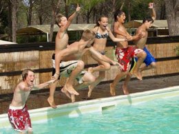 Camping Pas Cher vous présente avec son site Officiel campingpascher.fr, le Camping Villaggio Calapineta classé 3 étoiles, situé sur la commune de Siniscola dans le département Nuoro (Sardaigne) en Italie. Le camping Villaggio Calapineta, vous présente un hébergement de type caravane pour 5 personnes. Le camping Villaggio Calapineta vous propose du jeudi 30 avril au jeudi 07 mai 2026 pour 7 nuits à 308€. Cette location propose 111 dates différentes pour réserver votre séjour. Découvrez également les 7 autres gammes d'hébergements du camping. Les Avis clients pour le Camping Villaggio Calapineta sont excellents avec une note moyenne de 8 sur 10. Piscine extérieure, Animations familiales, Club enfants, Aire de jeux enfants, Court de tennis, Piscine, Planche à voile, Terrain de football, Bar, Pizzeria,... En savoir plus : cliquez-ICI.