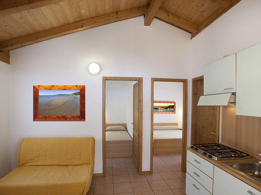 Camping Pas Cher vous présente avec son site Officiel campingpascher.fr, le Camping Village Oasi classé 2 étoiles, situé sur la commune de Orbetello dans le département Grosseto (Toscane) en Italie. Le camping Village Oasi, vous présente un hébergement de type mobil-home de 42 m² pour 5 personnes avec climatisation et télévision. Le camping Village Oasi vous propose du sam. 19 septembre au sam. 26 septembre 2026 pour 7 nuits à 490€. Cette location propose 26 dates différentes pour réserver votre séjour. Découvrez également les 2 autres gammes d'hébergements du camping. Mer, Animation enfants, Animations familiales, Aire de jeux enfants, Court de tennis, Surf, Terrain de football, Pizzeria, Restaurant, Supermarché, Épicerie,... En savoir plus : cliquez-ICI.