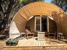 Camping Pas Cher vous présente avec son site Officiel campingpascher.fr, le Camping Village Oasi classé 2 étoiles, situé sur la commune de Orbetello dans le département Grosseto (Toscane) en Italie. Le camping Village Oasi, vous présente un hébergement de type tente en toile et bois pour 4 personnes avec climatisation. Le camping Village Oasi vous propose du lundi 20 avril au lundi 27 avril 2026 pour 7 nuits à 245€. Cette location propose 160 dates différentes pour réserver votre séjour. Découvrez également les 2 autres gammes d'hébergements du camping. Mer, Animation enfants, Animations familiales, Aire de jeux enfants, Court de tennis, Surf, Terrain de football, Pizzeria, Restaurant, Supermarché, Épicerie,... En savoir plus : cliquez-ICI.