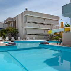 Camping Pas Cher vous présente avec son site Officiel campingpascher.fr, le Établissement Holiday Club Residence, situé sur la commune de Alba Adriatica dans le département Teramo (Abruzzes) en Italie. L'établissement Holiday Club Residence vous propose un hébergement de type appartement. L'établissement vous propose 3 autres types d'hébergements. Découvrez tous nos séjours à petits prix dans la commune et aux alentours de Alba Adriatica du département : Teramo (Abruzzes).... En savoir plus : cliquez-ICI.