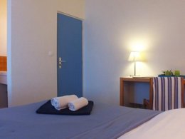 Camping Pas Cher vous présente avec son site Officiel campingpascher.fr, la Résidence VVF Villages - Ars Ile De Ré - Ars En Ré, située sur la commune de Ars En Ré dans le département Charente-maritime (Poitou Charentes) en France. La résidence VVF Villages - Ars Ile De Ré - Ars En Ré vous propose un hébergement de type appartement de 37 m² pour 5 personnes (télévision). L'établissement vous propose 9 autres types d'hébergements. Découvrez tous nos séjours à petits prix dans la commune et aux alentours de Ars En Ré du département : Charente-maritime (Poitou Charentes). Aire de jeux enfants, Baby-foot, Paddle, Ping-pong, Boulangerie, Restaurant, Supermarché,... En savoir plus : cliquez-ICI.