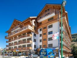 Camping Pas Cher vous présente avec son site Officiel campingpascher.fr, le Établissement La Les 2 Alpes, situé sur la commune de Mont De Lans dans le département Isere (Rhône Alpes) en France. L'établissement La Les 2 Alpes vous propose un hébergement de type appartement de 103 m². L'établissement vous propose 6 autres types d'hébergements. Découvrez tous nos séjours à petits prix dans la commune et aux alentours de Mont De Lans du département : Isere (Rhône Alpes).... En savoir plus : cliquez-ICI.