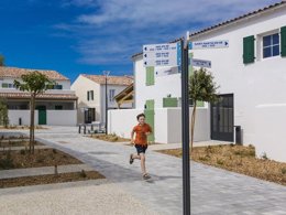 Camping Pas Cher vous présente avec son site Officiel campingpascher.fr, la Résidence Odalys Collection Rève D'Ile, située sur la commune de Rivedoux Plage dans le département Charente-maritime (Poitou Charentes) en France. La résidence Odalys Collection Rève D'Ile, vous présente un hébergement de type studio de 24 m² pour 2 personnes et télévision. La résidence Odalys Collection Rève D'Ile vous propose du sam. 07 mars au sam. 14 mars 2026 pour 7 nuits à 339€. Cette location propose 33 dates différentes pour réserver votre séjour. Découvrez également les 9 autres gammes d'hébergements de la résidence. Les Avis clients pour la Résidence Odalys Collection Rève D'Ile sont excellents avec une note moyenne de 8 sur 10. Mer, Piscine chauffée, Piscine extérieure, Baby-foot, Centre équestre, Flipper, Golf, Ping-pong, Salle de fitness, Salle de jeux vidéo,... En savoir plus : cliquez-ICI.