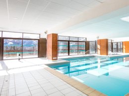 Camping Pas Cher vous présente avec son site Officiel campingpascher.fr, la Résidence Le Hameau De Valloire classé 3 étoiles, située sur la commune de Valloire dans le département Savoie (Rhône-alpes) en France. La résidence Le Hameau De Valloire vous propose un hébergement de type studio de 20 m² (télévision). L'établissement vous propose 12 autres types d'hébergements. Découvrez tous nos séjours à petits prix dans la commune et aux alentours de Valloire du département : Savoie (Rhône-alpes). Les Avis clients pour la Résidence Le Hameau De Valloire sont excellents avec une note moyenne de 9 sur 10. Piscine chauffée, Piscine couverte, Ping-pong, Salle de fitness, Dépôt de pain,... En savoir plus : cliquez-ICI.