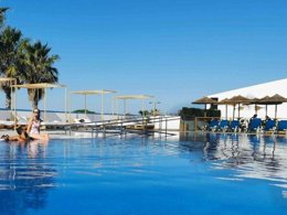 Camping Pas Cher vous présente avec son site Officiel campingpascher.fr, le Camping Costa Do Vizir, situé sur la commune de Porto Covo dans le département Alentejo (Alentejo) au Portugal. Le camping Costa Do Vizir vous propose un hébergement de type bungalow pour 2 personnes (télévision). L'établissement vous propose 2 autres types d'hébergements. Découvrez tous nos séjours à petits prix dans la commune et aux alentours de Porto Covo du département : Alentejo (Alentejo). Les Avis clients pour le Camping Costa Do Vizir sont excellents avec une note moyenne de 8 sur 10. Mer, Piscine extérieure, Animations familiales, Cyclisme, Plongée, Salle de fitness, Surf, Terrain de volley-ball, Terrain multisports, Restaurant, Épicerie,... En savoir plus : cliquez-ICI.