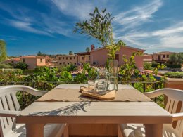 Camping Pas Cher vous présente avec son site Officiel campingpascher.fr, la Résidence Residenze Gallura, située sur la commune de San Teodoro dans le département Olbia-tempio (Sardaigne) en Italie. La résidence Residenze Gallura, vous présente un hébergement de type appartement de 38 m² pour 5 personnes avec climatisation et télévision. La résidence Residenze Gallura vous propose du sam. 26 septembre au sam. 03 octobre 2026 pour 7 nuits à 441€. Cette location propose 29 dates différentes pour réserver votre séjour. Découvrez également les 3 autres gammes d'hébergements de la résidence. Les Avis clients pour la Résidence Residenze Gallura sont excellents avec une note moyenne de 10 sur 10. Mer,... En savoir plus : cliquez-ICI.