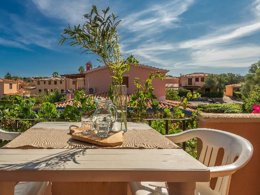 Camping Pas Cher vous présente avec son site Officiel campingpascher.fr, la Résidence Residenze Gallura, située sur la commune de San Teodoro dans le département Olbia-tempio (Sardaigne) en Italie. La résidence Residenze Gallura, vous présente un hébergement de type appartement de 38 m² pour 6 personnes avec climatisation et télévision. La résidence Residenze Gallura vous propose du sam. 18 avril au sam. 25 avril 2026 pour 7 nuits à 497€. Cette location propose 129 dates différentes pour réserver votre séjour. Découvrez également les 3 autres gammes d'hébergements de la résidence. Les Avis clients pour la Résidence Residenze Gallura sont excellents avec une note moyenne de 10 sur 10. Mer,... En savoir plus : cliquez-ICI.