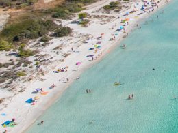 Camping Pas Cher vous présente avec son site Officiel campingpascher.fr, la Résidence Residenze Gallura, située sur la commune de San Teodoro dans le département Olbia-tempio (Sardaigne) en Italie. La résidence Residenze Gallura, vous présente un hébergement de type appartement de 38 m² pour 6 personnes avec climatisation et télévision. La résidence Residenze Gallura vous propose du sam. 18 avril au sam. 25 avril 2026 pour 7 nuits à 497€. Cette location propose 129 dates différentes pour réserver votre séjour. Découvrez également les 3 autres gammes d'hébergements de la résidence. Les Avis clients pour la Résidence Residenze Gallura sont excellents avec une note moyenne de 10 sur 10. Mer,... En savoir plus : cliquez-ICI.