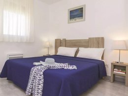 Camping Pas Cher vous présente avec son site Officiel campingpascher.fr, la Résidence Odalys Référence Acqua Bella, située sur la commune de Poggio Mezzana dans le département Corse Du Nord (Corse) en France. La résidence Odalys Référence Acqua Bella, vous présente un hébergement de type appartement de 46 m² pour 6 personnes avec climatisation et télévision. La résidence Odalys Référence Acqua Bella vous propose du sam. 26 septembre au sam. 03 octobre 2026 pour 7 nuits à 409€. Cette location propose 22 dates différentes pour réserver votre séjour. Découvrez également les 3 autres gammes d'hébergements de la résidence. Les Avis clients pour la Résidence Odalys Référence Acqua Bella sont de 7 sur 10. Mer, Piscine extérieure, Aire de jeux enfants, Canoë-kayak, Paddle, Planche à voile, Pétanque, Terrain multisports, Bar, Restaurant,... En savoir plus : cliquez-ICI.