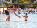 Camping Pas Cher vous présente avec son site Officiel campingpascher.fr, la Résidence Villaggio Dei Turchesi classé 4 étoiles, située sur la commune de Castellaneta Marina dans le département Tarente (Pouilles) en Italie. La résidence Villaggio Dei Turchesi, vous présente un hébergement de type appartement de 45 m² pour 4 personnes avec climatisation et télévision. La résidence Villaggio Dei Turchesi vous propose du dimanche 06 septembre au dimanche 13 septembre 2026 pour 7 nuits à 450€. Cette location propose 9 dates différentes pour réserver votre séjour. Découvrez également les 4 autres gammes d'hébergements de la résidence. Les Avis clients pour la Résidence Villaggio Dei Turchesi sont de 7 sur 10. Mer, Piscine extérieure, Animations familiales, Club ados, Club enfants, Cyclisme, Ping-pong, Randonnée, Salle de fitness, Terrain de beach-volley, Terrain de football, Bar, Brasserie, Restaurant, Snack/Bar, Supermarché,... En savoir plus : cliquez-ICI.