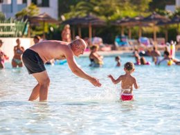 Camping Pas Cher vous présente avec son site Officiel campingpascher.fr, la Résidence Villaggio Dei Turchesi classé 4 étoiles, située sur la commune de Castellaneta Marina dans le département Tarente (Pouilles) en Italie. La résidence Villaggio Dei Turchesi, vous présente un hébergement de type appartement de 45 m² pour 4 personnes avec climatisation et télévision. La résidence Villaggio Dei Turchesi vous propose du dimanche 06 septembre au dimanche 13 septembre 2026 pour 7 nuits à 450€. Cette location propose 9 dates différentes pour réserver votre séjour. Découvrez également les 4 autres gammes d'hébergements de la résidence. Les Avis clients pour la Résidence Villaggio Dei Turchesi sont de 7 sur 10. Mer, Piscine extérieure, Animations familiales, Club ados, Club enfants, Cyclisme, Ping-pong, Randonnée, Salle de fitness, Terrain de beach-volley, Terrain de football, Bar, Brasserie, Restaurant, Snack/Bar, Supermarché,... En savoir plus : cliquez-ICI.