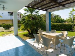 Camping Pas Cher vous présente avec son site Officiel campingpascher.fr, la Résidence Villaggio Dei Turchesi classé 4 étoiles, située sur la commune de Castellaneta Marina dans le département Tarente (Pouilles) en Italie. La résidence Villaggio Dei Turchesi, vous présente un hébergement de type appartement de 45 m² pour 4 personnes avec climatisation et télévision. La résidence Villaggio Dei Turchesi vous propose du dimanche 31 mai au dimanche 07 juin 2026 pour 7 nuits à 550€. Cette location propose 9 dates différentes pour réserver votre séjour. Découvrez également les 4 autres gammes d'hébergements de la résidence. Les Avis clients pour la Résidence Villaggio Dei Turchesi sont de 7 sur 10. Mer, Piscine extérieure, Animations familiales, Club ados, Club enfants, Cyclisme, Ping-pong, Randonnée, Salle de fitness, Terrain de beach-volley, Terrain de football, Bar, Brasserie, Restaurant, Snack/Bar, Supermarché,... En savoir plus : cliquez-ICI.