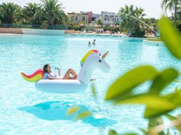 Camping Pas Cher vous présente avec son site Officiel campingpascher.fr, la Résidence Villaggio Dei Turchesi classé 4 étoiles, située sur la commune de Castellaneta Marina dans le département Tarente (Pouilles) en Italie. La résidence Villaggio Dei Turchesi, vous présente un hébergement de type appartement de 55 m² pour 6 personnes avec climatisation et télévision. La résidence Villaggio Dei Turchesi vous propose du dimanche 31 mai au dimanche 07 juin 2026 pour 7 nuits à 550€. Cette location propose 9 dates différentes pour réserver votre séjour. Découvrez également les 4 autres gammes d'hébergements de la résidence. Les Avis clients pour la Résidence Villaggio Dei Turchesi sont de 7 sur 10. Mer, Piscine extérieure, Animations familiales, Club ados, Club enfants, Cyclisme, Ping-pong, Randonnée, Salle de fitness, Terrain de beach-volley, Terrain de football, Bar, Brasserie, Restaurant, Snack/Bar, Supermarché,... En savoir plus : cliquez-ICI.