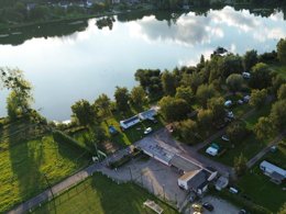 Camping Pas Cher vous présente avec son site Officiel campingpascher.fr, le Camping Les Portes De La Baie De Somme classé 2 étoiles, situé sur la commune de Mareuil Caubert dans le département Somme (Picardie) en France. Le camping Les Portes De La Baie De Somme, vous présente un hébergement de type studio. Le camping Les Portes De La Baie De Somme vous propose du lundi 31 août au lundi 07 septembre 2026 pour 7 nuits à 180€. Cette location propose 136 dates différentes pour réserver votre séjour. Découvrez également les 6 autres gammes d'hébergements du camping. Les Avis clients pour le Camping Les Portes De La Baie De Somme sont excellents avec une note moyenne de 8 sur 10. Étang, Piscine chauffée, Piscine couverte, Aire de jeux enfants, Pétanque, Boulangerie, Dépôt de pain, Restaurant, Station-service, Supermarché, Épicerie,... En savoir plus : cliquez-ICI.