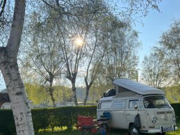 Camping Pas Cher vous présente avec son site Officiel campingpascher.fr, le Camping Les Portes De La Baie De Somme classé 2 étoiles, situé sur la commune de Mareuil Caubert dans le département Somme (Picardie) en France. Le camping Les Portes De La Baie De Somme, vous présente un hébergement de type hébergement insolite. Le camping Les Portes De La Baie De Somme vous propose du mercredi 01 avril au mercredi 08 avril 2026 pour 7 nuits à 240€. Cette location propose 207 dates différentes pour réserver votre séjour. Découvrez également les 6 autres gammes d'hébergements du camping. Les Avis clients pour le Camping Les Portes De La Baie De Somme sont excellents avec une note moyenne de 8 sur 10. Étang, Piscine chauffée, Piscine couverte, Aire de jeux enfants, Pétanque, Boulangerie, Dépôt de pain, Restaurant, Station-service, Supermarché, Épicerie,... En savoir plus : cliquez-ICI.