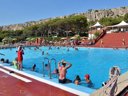Camping Pas Cher vous présente avec son site Officiel campingpascher.fr, le Établissement Village El Bahira, situé sur la commune de San Vito Lo Capo dans le département Trapani (Sicile) en Italie. L'établissement Village El Bahira vous propose un hébergement de type mobilhome. L'établissement vous propose 3 autres types d'hébergements. Découvrez tous nos séjours à petits prix dans la commune et aux alentours de San Vito Lo Capo du département : Trapani (Sicile).... En savoir plus : cliquez-ICI.