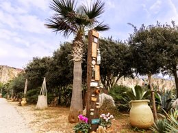 Camping Pas Cher vous présente avec son site Officiel campingpascher.fr, le Camping Village El Bahira classé 4 étoiles, situé sur la commune de San Vito Lo Capo dans le département Trapani (Sicile) en Italie. Le camping Village El Bahira, vous présente un hébergement de type mobil-home pour 6 personnes avec climatisation. Le camping Village El Bahira vous propose du sam. 04 avril au sam. 11 avril 2026, en promotion à -28% pour 7 nuits à 250 € au lieu de 350,0 € soit une Économie de 100 €. Cette location propose 25 dates différentes pour réserver votre séjour. Découvrez également les 2 autres gammes d'hébergements du camping. Piscine extérieure, Animations familiales, Club enfants, Court de tennis, Cyclisme, Escalade, Ping-pong, Plongée, Randonnée, Bar, Pizzeria, Restaurant, Snack/Bar, Épicerie,... En savoir plus : cliquez-ICI.