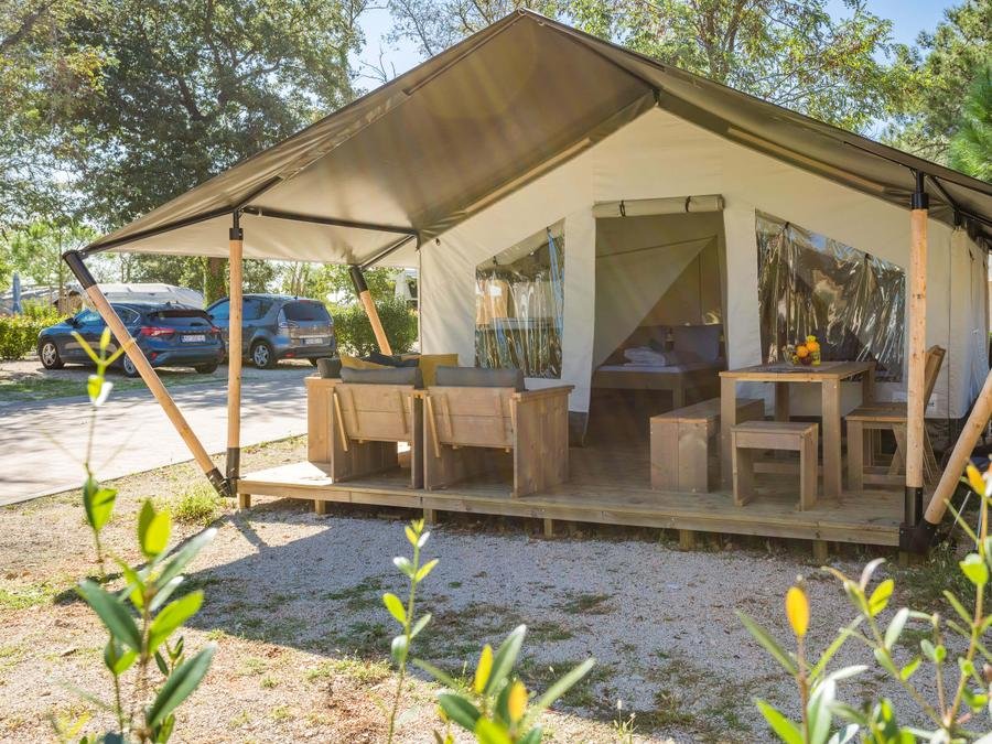 Camping Pas Cher vous présente avec son site Officiel campingpascher.fr, le Camping Stella Maris classé 4 étoiles, situé sur la commune de Umag dans le département Istrie (Istrie) en Croatie. Le camping Stella Maris, vous présente un hébergement de type tente en toile et bois de 19 m² pour 5 personnes avec climatisation. Le camping Stella Maris vous proposeun séjour PAS CHER avec une REMISEdu lundi 08 juin au lundi 15 juin 2026, en promotion à -55% pour 7 nuits à 327,25 € au lieu de 727,23 € soit une Économie de 399,98 €. Cette location propose 24 dates différentes pour réserver votre séjour. Découvrez également les 6 autres gammes d'hébergements du camping. Les Avis clients pour le Camping Stella Maris sont de 7 sur 10. Mer, Piscine extérieure, Aire de jeux enfants, Court de tennis, Ping-pong, Pétanque, Salle de jeux vidéo, Terrain de beach-volley, Bar, Pizzeria, Restaurant, Snack/Bar, Supermarché,... En savoir plus : cliquez-ICI.