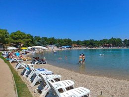 Camping Pas Cher vous présente avec son site Officiel campingpascher.fr, le Camping Stella Maris classé 4 étoiles, situé sur la commune de Umag dans le département Istrie (Istrie) en Croatie. Le camping Stella Maris, vous présente un hébergement de type tente en toile et bois de 19 m² pour 5 personnes. Le camping Stella Maris vous propose du vendredi 25 septembre au vendredi 02 octobre 2026, en promotion à -15% pour 7 nuits à 80,32 € au lieu de 94,5 € soit une Économie de 14,18 €. Cette location propose 112 dates différentes pour réserver votre séjour. Découvrez également les 5 autres gammes d'hébergements du camping. Les Avis clients pour le Camping Stella Maris sont de 7 sur 10. Mer, Piscine extérieure, Aire de jeux enfants, Court de tennis, Ping-pong, Pétanque, Salle de jeux vidéo, Terrain de beach-volley, Bar, Pizzeria, Restaurant, Snack/Bar, Supermarché,... En savoir plus : cliquez-ICI.