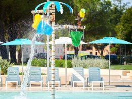 Camping Pas Cher vous présente avec son site Officiel campingpascher.fr, le Camping Stella Maris classé 4 étoiles, situé sur la commune de Umag dans le département Istrie (Istrie) en Croatie. Le camping Stella Maris, vous présente un hébergement de type tente en toile et bois de 19 m² pour 5 personnes avec climatisation. Le camping Stella Maris vous propose du jeudi 23 avril au jeudi 30 avril 2026, en promotion à -15% pour 7 nuits à 199,92 € au lieu de 235,2 € soit une Économie de 35,28 €. Cette location propose 109 dates différentes pour réserver votre séjour. Découvrez également les 5 autres gammes d'hébergements du camping. Les Avis clients pour le Camping Stella Maris sont de 7 sur 10. Mer, Piscine extérieure, Aire de jeux enfants, Court de tennis, Ping-pong, Pétanque, Salle de jeux vidéo, Terrain de beach-volley, Bar, Pizzeria, Restaurant, Snack/Bar, Supermarché,... En savoir plus : cliquez-ICI.