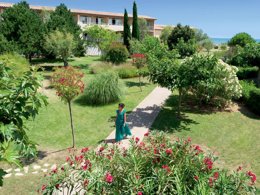 Camping Pas Cher vous présente avec son site Officiel campingpascher.fr, la Résidence SOWEL LES SABLONS classé 4 étoiles, située sur la commune de Le Grau Du Roi dans le département Gard (Languedoc Roussillon) en France. La résidence SOWEL LES SABLONS, vous présente un hébergement de type appartement de 35 m² pour 4 personnes et télévision. La résidence SOWEL LES SABLONS vous propose du dimanche 04 octobre au dimanche 11 octobre 2026 pour 7 nuits à 1036€. Cette location propose 32 dates différentes pour réserver votre séjour. Découvrez également les 3 autres gammes d'hébergements de la résidence. Mer, Piscine chauffée, Piscine extérieure, Aire de jeux enfants, Court de tennis, Ping-pong, Pétanque, Bar, Restaurant,... En savoir plus : cliquez-ICI.