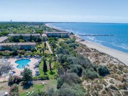 Camping Pas Cher vous présente avec son site Officiel campingpascher.fr, la Résidence SOWEL LES SABLONS classé 4 étoiles, située sur la commune de Le Grau Du Roi dans le département Gard (Languedoc Roussillon) en France. La résidence SOWEL LES SABLONS, vous présente un hébergement de type appartement de 35 m² pour 4 personnes et télévision. La résidence SOWEL LES SABLONS vous propose du dimanche 04 octobre au dimanche 11 octobre 2026 pour 7 nuits à 798€. Cette location propose 105 dates différentes pour réserver votre séjour. Découvrez également les 3 autres gammes d'hébergements de la résidence. Mer, Piscine chauffée, Piscine extérieure, Aire de jeux enfants, Court de tennis, Ping-pong, Pétanque, Bar, Restaurant,... En savoir plus : cliquez-ICI.