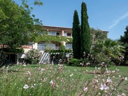 Camping Pas Cher vous présente avec son site Officiel campingpascher.fr, la Résidence SOWEL LES SABLONS classé 4 étoiles, située sur la commune de Le Grau Du Roi dans le département Gard (Languedoc Roussillon) en France. La résidence SOWEL LES SABLONS, vous présente un hébergement de type appartement de 35 m² et télévision. La résidence SOWEL LES SABLONS vous propose du dimanche 04 octobre au dimanche 11 octobre 2026 pour 7 nuits à 875€. Cette location propose 76 dates différentes pour réserver votre séjour. Découvrez également les 3 autres gammes d'hébergements de la résidence. Mer, Piscine chauffée, Piscine extérieure, Aire de jeux enfants, Court de tennis, Ping-pong, Pétanque, Bar, Restaurant,... En savoir plus : cliquez-ICI.