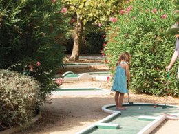 Camping Pas Cher vous présente avec son site Officiel campingpascher.fr, la Résidence SOWELL Family Cap D'Agde classé 4 étoiles, située sur la commune de Le Cap D'agde dans le département Hérault (Languedoc Roussillon) en France. La résidence SOWELL Family Cap D'Agde, vous présente un hébergement de type appartement de 40 m² avec climatisation et télévision. La résidence SOWELL Family Cap D'Agde vous propose du dimanche 27 septembre au dimanche 04 octobre 2026 pour 7 nuits à 721€. Cette location propose 146 dates différentes pour réserver votre séjour. Découvrez également les 3 autres gammes d'hébergements de la résidence. Mer, Piscine chauffée, Piscine extérieure, Aire de jeux enfants, Court de tennis, Piscine, Pétanque, Terrain de volley-ball, Bar, Restaurant,... En savoir plus : cliquez-ICI.