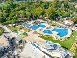 Camping Pas Cher vous présente avec son site Officiel campingpascher.fr, le Camping Sun & Sea classé 4 étoiles, situé sur la commune de Saint Cyprien dans le département Pyrénées-orientales (Languedoc Roussillon) en France. Le camping Sun & Sea vous propose un hébergement de type mobil-home de 28 m² pour 6 personnes avec climatisation. L'établissement vous propose 6 autres types d'hébergements. Découvrez tous nos séjours à petits prix dans la commune et aux alentours de Saint Cyprien du département : Pyrénées-orientales (Languedoc Roussillon). Les Avis clients pour le Camping Sun & Sea sont excellents avec une note moyenne de 8 sur 10. Parc aquatique, Piscine chauffée, Piscine extérieure, Animation enfants, Animations familiales, Club enfants, Aire de jeux enfants, Pétanque, Salle de jeux vidéo, Terrain de basketball, Terrain de beach-volley, Terrain de football, Terrain multisports, Bar, Boulangerie, Restaurant, Supermarché, Épicerie,... En savoir plus : cliquez-ICI.