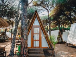 Camping Pas Cher vous présente avec son site Officiel campingpascher.fr, le Camping Taiga Tarifa, situé sur la commune de Tarifa dans le département Cadix (Andalousie) en Espagne. Le camping Taiga Tarifa, vous présente un hébergement de type tente en toile et bois pour 2 personnes. Le camping Taiga Tarifa vous propose du sam. 14 mars au sam. 21 mars 2026 pour 7 nuits à 462.06€. Cette location propose 215 dates différentes pour réserver votre séjour. Découvrez également les 1 autres gammes d'hébergements du camping. Mer, Centre équestre, Escalade, Randonnée, Surf, Restaurant,... En savoir plus : cliquez-ICI.