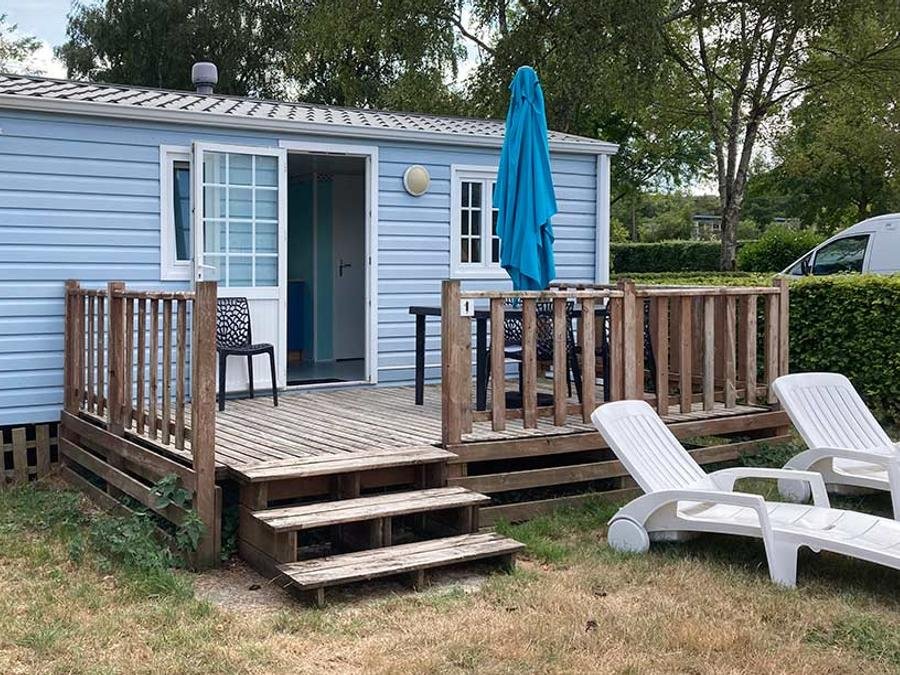 Camping Pas Cher vous présente avec son site Officiel campingpascher.fr, le Camping Mamers Les Portes Du Perche classé 3 étoiles, situé sur la commune de Mamers dans le département Sarthe (Pays De La Loire) en France. Le camping Mamers Les Portes Du Perche, vous présente un hébergement de type mobil-home de 18 m² et télévision. Le camping Mamers Les Portes Du Perche vous propose du sam. 29 août au sam. 05 septembre 2026 pour 7 nuits à 385.5€. Cette location propose 47 dates différentes pour réserver votre séjour. Découvrez également les 8 autres gammes d'hébergements du camping. Les Avis clients pour le Camping Mamers Les Portes Du Perche sont excellents avec une note moyenne de 8 sur 10. Étang, Piscine chauffée, Piscine couverte, Aire de jeux enfants, Centre équestre, Court de tennis, Cyclisme, Pétanque, Terrain multisports, Bar, Snack/Bar,... En savoir plus : cliquez-ICI.