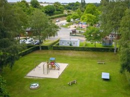 Camping Pas Cher vous présente avec son site Officiel campingpascher.fr, le Camping Mamers Les Portes Du Perche classé 3 étoiles, situé sur la commune de Mamers dans le département Sarthe (Pays De La Loire) en France. Le camping Mamers Les Portes Du Perche, vous présente un hébergement de type bungalow toilé de 20 m² pour 1 personne et télévision. Le camping Mamers Les Portes Du Perche vous propose du vendredi 05 juin au vendredi 12 juin 2026 avec un DÉPART DEMAIN pour 7 nuits à 345€. Cette location propose 72 dates différentes pour réserver votre séjour. Découvrez également les 7 autres gammes d'hébergements du camping. Les Avis clients pour le Camping Mamers Les Portes Du Perche sont excellents avec une note moyenne de 8 sur 10. Étang, Piscine chauffée, Piscine couverte, Aire de jeux enfants, Centre équestre, Court de tennis, Cyclisme, Pétanque, Terrain multisports, Bar, Snack/Bar,... En savoir plus : cliquez-ICI.