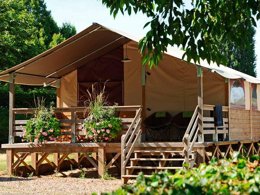 Camping Pas Cher vous présente avec son site Officiel campingpascher.fr, le Camping Mamers Les Portes Du Perche classé 3 étoiles, situé sur la commune de Mamers dans le département Sarthe (Pays De La Loire) en France. Le camping Mamers Les Portes Du Perche, vous présente un hébergement de type bungalow toilé de 30 m² pour 5 personnes et télévision. Le camping Mamers Les Portes Du Perche vous propose du sam. 29 août au sam. 05 septembre 2026 pour 7 nuits à 355€. Cette location propose 144 dates différentes pour réserver votre séjour. Découvrez également les 6 autres gammes d'hébergements du camping. Les Avis clients pour le Camping Mamers Les Portes Du Perche sont excellents avec une note moyenne de 8 sur 10. Étang, Piscine chauffée, Piscine couverte, Aire de jeux enfants, Centre équestre, Court de tennis, Cyclisme, Pétanque, Terrain multisports, Bar, Snack/Bar,... En savoir plus : cliquez-ICI.