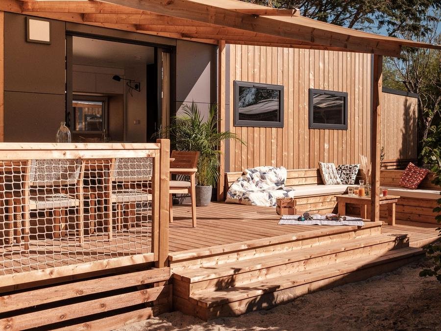 Camping Pas Cher vous présente avec son site Officiel campingpascher.fr, le Camping Slow Village Marennes Oléron classé 4 étoiles, situé sur la commune de Marennes dans le département Charente-maritime (Poitou Charentes) en France. Le camping Slow Village Marennes Oléron, vous présente un hébergement de type mobil-home de 40 m² pour 6 personnes et télévision. Le camping Slow Village Marennes Oléron vous propose du dimanche 20 septembre au dimanche 27 septembre 2026 pour 7 nuits à 1335.5€. Cette location propose 37 dates différentes pour réserver votre séjour. Découvrez également les 5 autres gammes d'hébergements du camping. Mer, Piscine chauffée, Piscine extérieure, Animations familiales, Club enfants, Bar, Restaurant,... En savoir plus : cliquez-ICI.
