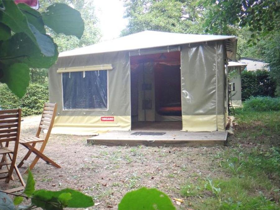 Camping Pas Cher vous présente avec son site Officiel campingpascher.fr, le Camping Moulin De David classé 4 étoiles, situé sur la commune de Gaugeac dans le département Dordogne (Aquitaine) en France. Le camping Moulin De David, vous présente un hébergement de type bungalow toilé de 20 m² pour 3 personnes. Le camping Moulin De David vous propose du vendredi 05 juin au vendredi 12 juin 2026 avec un DÉPART DEMAIN pour 7 nuits à 300€. Cette location propose 55 dates différentes pour réserver votre séjour. Découvrez également les 20 autres gammes d'hébergements du camping. Les Avis clients pour le Camping Moulin De David sont excellents avec une note moyenne de 8 sur 10. Lac, Piscine extérieure, Animation ados, Animation enfants, Animations familiales, Aire de jeux enfants, Baby-foot, Canoë-kayak, Centre équestre, Flipper, Parcours sportif, Ping-pong, Piscine, Pétanque, Randonnée, Terrain de badminton, Terrain de basketball, Terrain de football, Bar, Boulangerie, Brasserie, Bureau de tabac, Restaurant, Snack/Bar, Supermarché, Épicerie,... En savoir plus : cliquez-ICI.